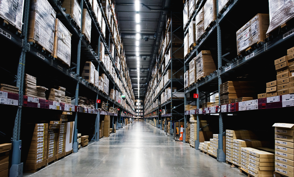 Magazzino SIEM Distribuzione in Italia, scaffalature moderne e attrezzature all’avanguardia per il servizio di dropshipping professionale.